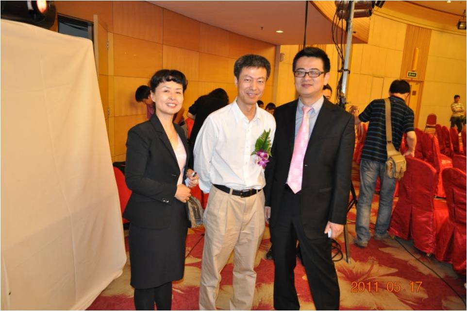 梁鴻鷹局長(zhǎng)（中）與駿豐公司高管合影