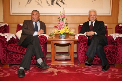 楊志海理事長(zhǎng)與全國(guó)人大副委員長(zhǎng)周鐵農(nóng)同志親切交談